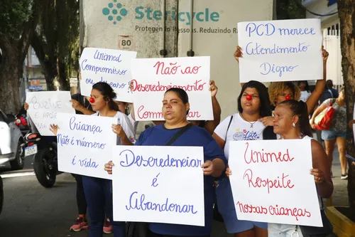 Responsáveis por crianças em tratamento fizeram manifestação em Niterói