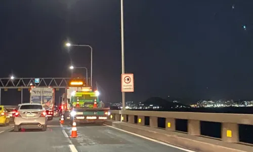 Caminhão quebrado causa lentidão e aumenta tempo de travessia na Ponte