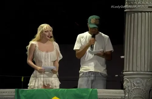 Lady Gaga lê carta para fãs brasileiros