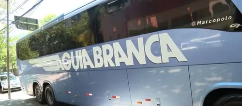 O ônibus, juntamente com as vítimas, foi conduzido à 21ª DP (Bonsucesso)