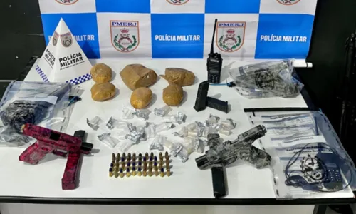 Foram apreendidas três pistolas, dois rádios transmissores, carregadores, munições e drogas