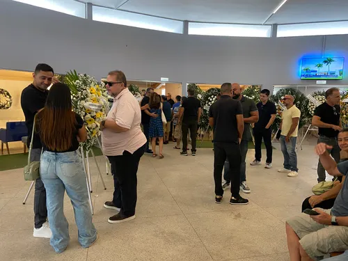 Arcos de flores foram encomendados por empresários, que prestaram as últimas homenagens