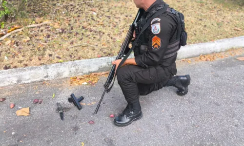 O suspeito teria usado uma pistola falsa e uma faca na tentativa de assalto