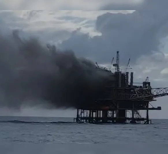 Funcionário cai no mar durante incêndio em plataforma da petróleo