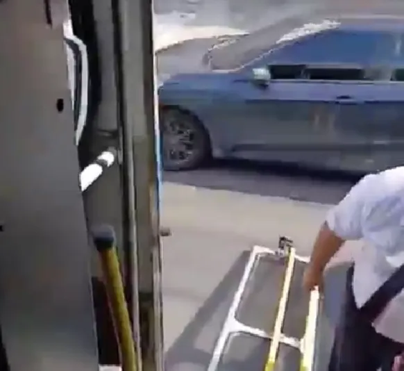 Porta de ônibus se solta e revolta passageiros em Niterói; vídeo