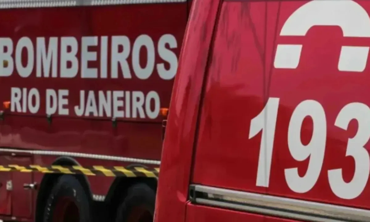 Acidente entre carro e moto deixa ferido na RJ-104