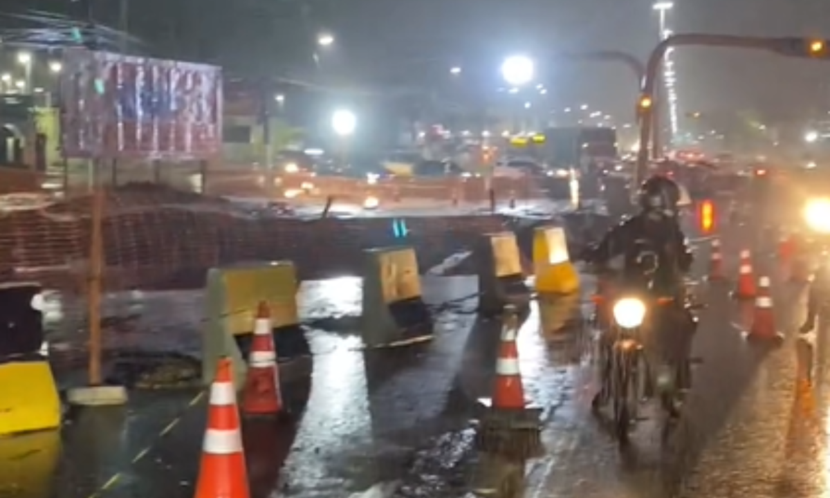 Avenida em Itaboraí afunda após temporal; vídeo