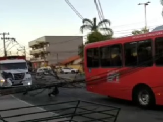 Caminhão derruba postes e gera caos em Maricá