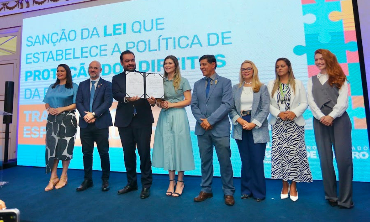 Cordão de quebra-cabeça vira símbolo oficial para autistas no Rio