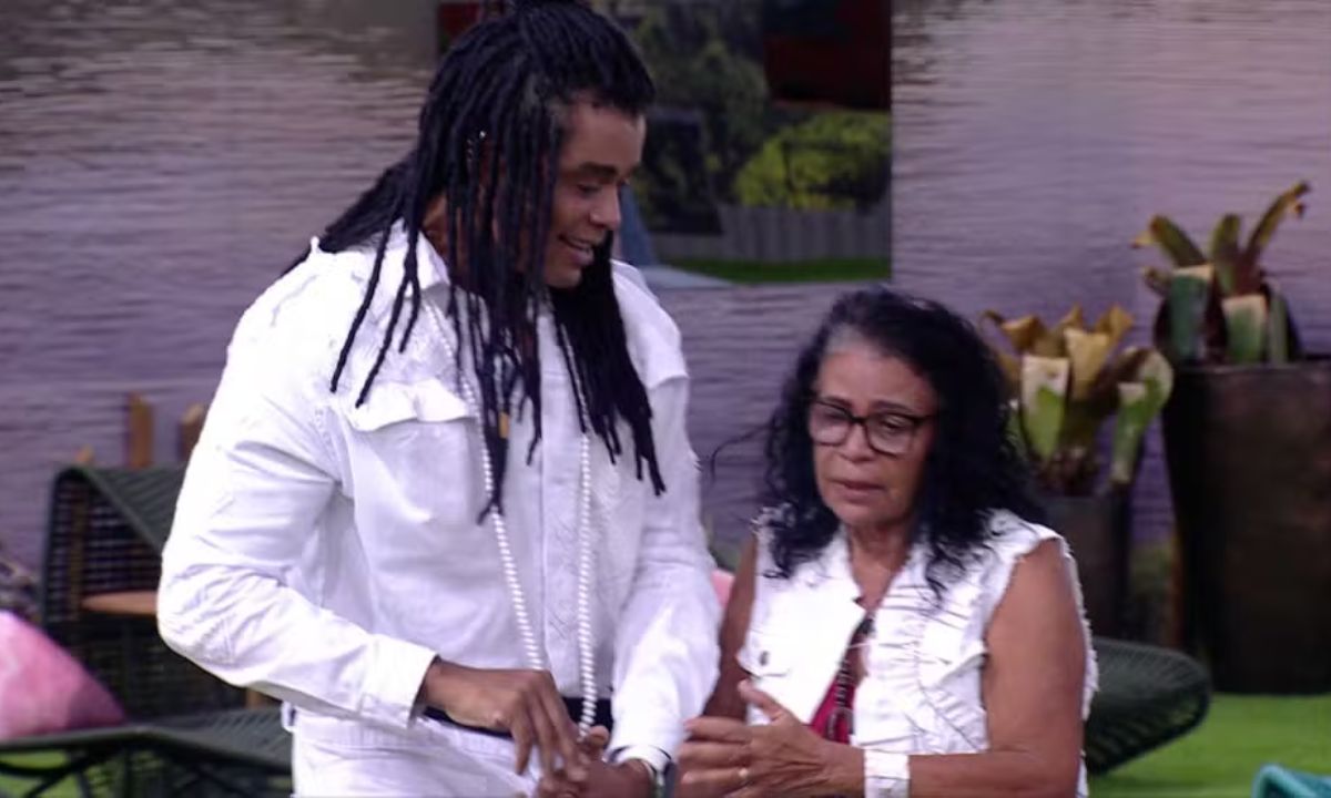 De Maricá, Dona Vilma se emociona ao se despedir do filho no BBB