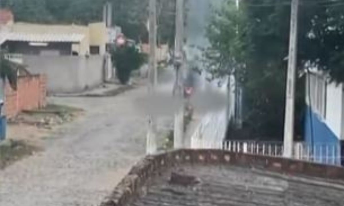 Fio de alta tensão cai de poste e mata dois homens perto de escola