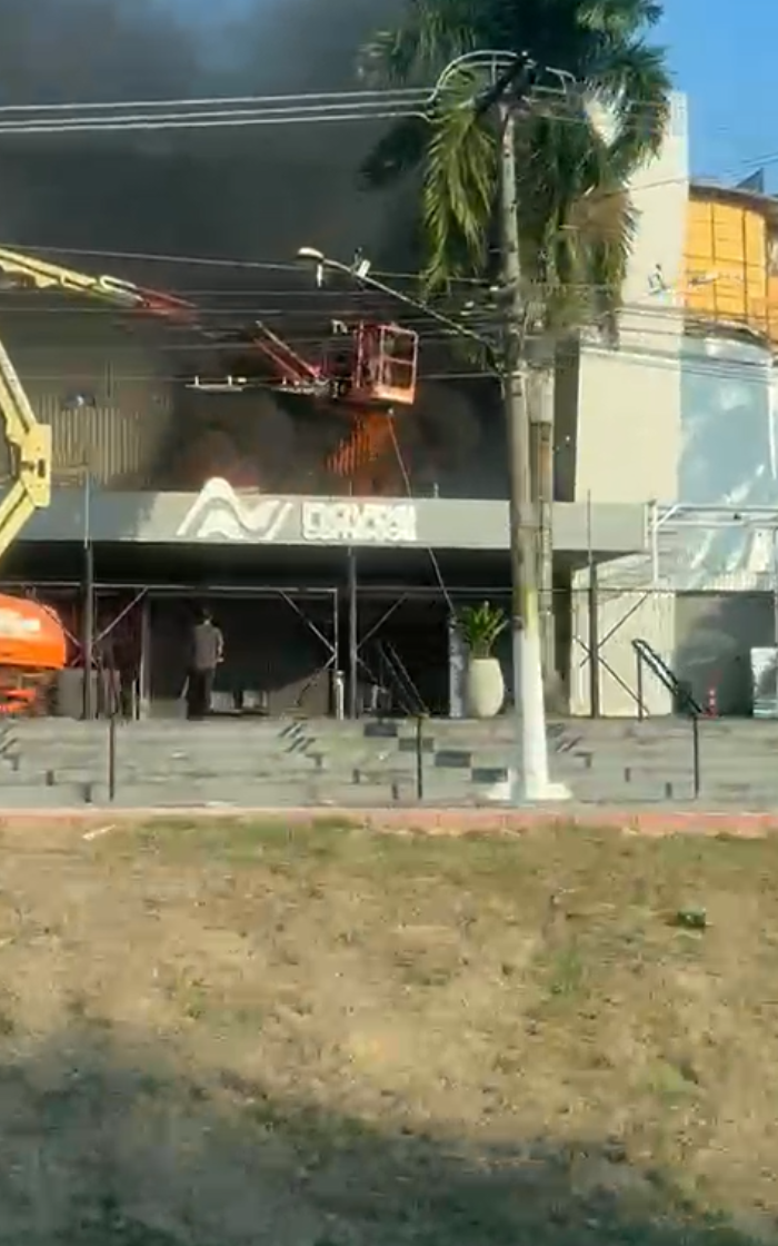 Igreja pega fogo e assusta moradores em Itaboraí; veja vídeo