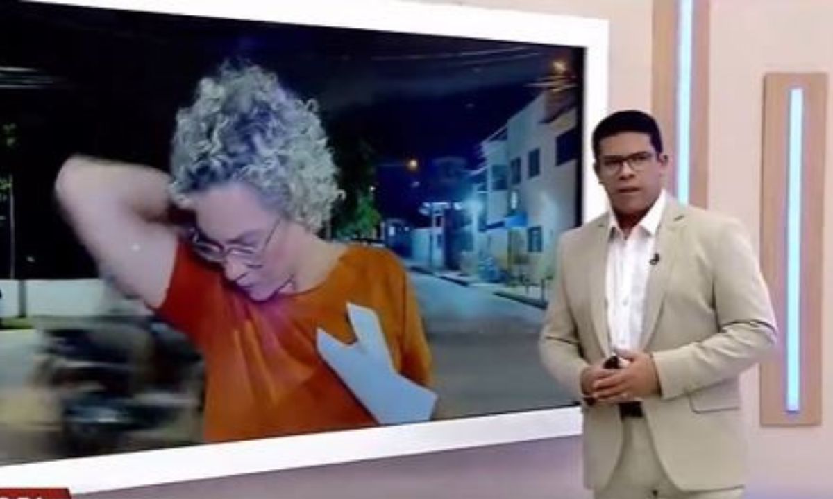 Lagartixa sobe na roupa de repórter ao vivo; assista o momento