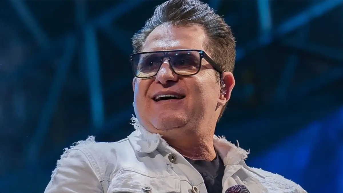 Marrone cai do palco, bate a cabeça e é socorrido às pressas