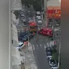 Equipes fazem a retirada da areia da pista