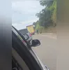 Imagem ilustrativa da imagem Acidente entre carro e moto causa engarrafamento na BR-101; vídeo
