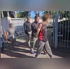 Moradores da comunidade avançam na carga de carne diante da PM