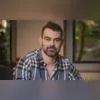 Imagem ilustrativa da imagem Ator surge 'diferentão' na TV e surpreende internautas; vídeo