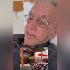 Imagem ilustrativa da imagem Caetano se emociona com senhora cantando sua música: 'Linda'