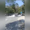 O caminhão tombou no Caramujo, Zona Norte de Niterói.