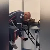 Imagem ilustrativa da imagem Socorrista retira a própria meia e coloca no pé de paciente; vídeo