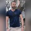Iram (camisa azul) é conduzido por policiais