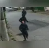Imagem ilustrativa da imagem Criminosos tentam invadir casas e fogem pulando telhados