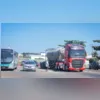 Duas carretas bateram de frente na via