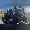 Poste ficou tombado e o carro com a parte dianteira destruída