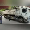 Imagem ilustrativa da imagem Homem atropelado fica preso embaixo de caminhão em Niterói