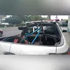 Policiais tentam conter a multidão após roubo de carga de carne
