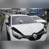 Imagens que circulam nas redes sociais mostram o momento em que moradores carregam o corpo de Eduardo enquanto o barulho de tiros ainda é ouvido.