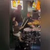 Imagem ilustrativa da imagem Menino de 1 ano dá show em bateria e encanta público