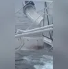 Imagem ilustrativa da imagem Mulher fica presa em toboágua a 50 metros do mar; vídeo