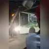 Imagem ilustrativa da imagem Ônibus bate em poste durante assalto na Baixada; vídeo