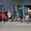 Após a perseguilção, os policiais apreenderam uma pistola, oito munições e uma quantia em dinheiro.