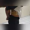 Moradores da comunidade avançam na carga de carne diante da PM