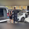 A violência da batida deixou a parte dianteira do veículo completamente amassada
