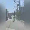 Os bombeiros prestaram os primeiros socorros no local e depois encaminharam a vítima para um hospital