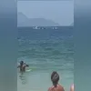 Um vídeo feito por banhistas registra o instante em que o avião cai no mar de Copacabana
