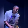 Imagem ilustrativa da imagem Quem é o saxofonista de São Gonçalo que chama atenção de famosos
