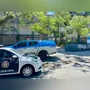 Iram (camisa azul) é conduzido por policiais