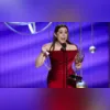 Imagem ilustrativa da imagem Vencedora do Emmy cai com estatueta, mas não perde o humor; vídeo