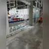 Imagem ilustrativa da imagem Vídeo: bala perdida atinge vidro de supermercado durante tiroteio em SG