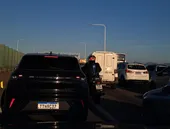 Acidente com moto interdita faixas na Ponte