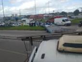 Acidente entre caminhões para trânsito na RJ-104, em São Gonçalo