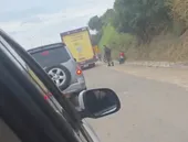 Acidente entre carro e moto causa engarrafamento na BR-101; vídeo