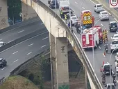 Batida entre carro e moto interdita faixas na Linha Vermelha