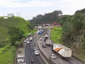 Caminhão de abacaxi tomba e complica trânsito na BR-116