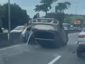 Capotamento de carro deixa trânsito lento na RJ-106, em São Gonçalo